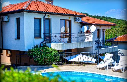 Primorsko House | Villa Aspen Guest House: Family-Friendly Ocean View Retreat