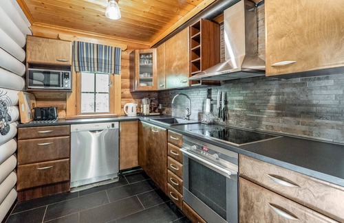 Keuruu House | Villa Assi: Relax by the Lake with Spa and Family Amenities