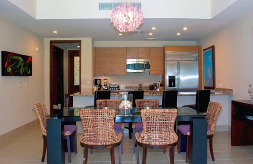 Herreras Apartment | Romantic Getaway: Luxury Villa with Pool and Ocean View