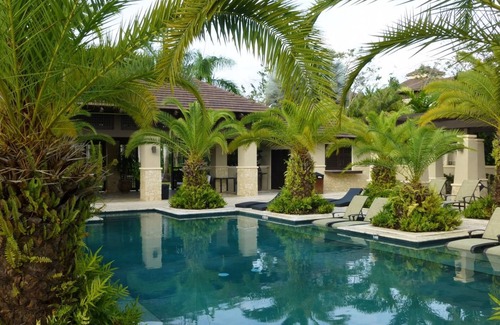 Herreras Apartment | Romantic Getaway: Luxury Villa with Pool and Ocean View