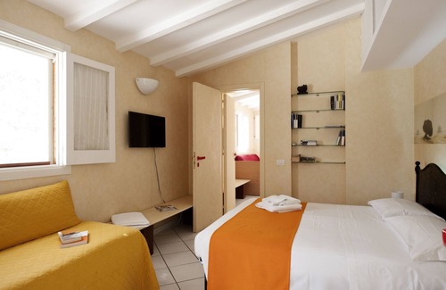 Ispica Bed & Breakfast | Villa Aurea: Oceanview Retreat with Pool & Spa Amenities
