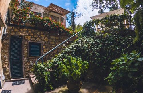 Tiberio Villa | Villa Aurora Caprese: Family-Friendly Retreat with Breakfast