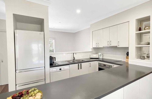 Pokolbin Villa | Villa Aurora - Designer Getaway with Breakfast & Family Amenities