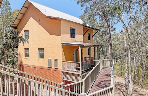 Pokolbin Villa | Villa Aurora - Designer Getaway with Breakfast & Family Amenities