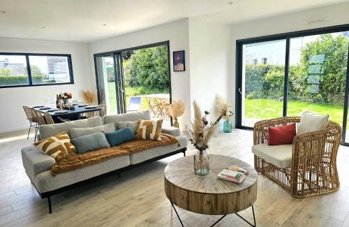Arzon House | Idyllic Villa with Garden Near Port du Crouesty & Beaches