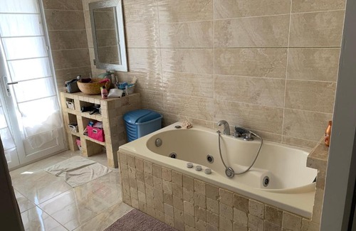 Saint-Victor-la-Coste Villa | Villa avec piscine: Family-Friendly Retreat with Pool & Hot Tub