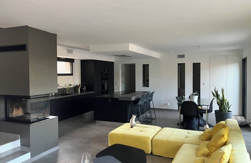 La Seyne-sur-Mer Villa | Elegant Villa with Pool and Ocean View near Mountains