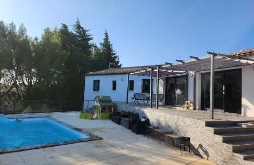 Saint-Gilles Villa | Relax at Villa avec Piscine: 4-Star Family-Friendly Retreat