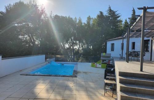 Saint-Gilles Villa | Relax at Villa avec Piscine: 4-Star Family-Friendly Retreat