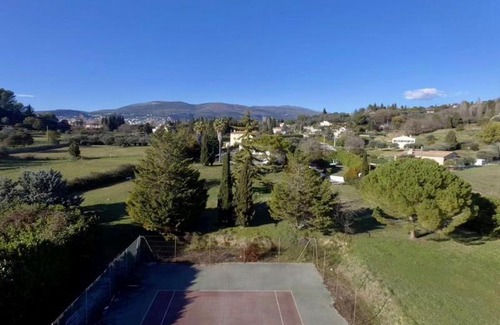 Le Plan-de-Grasse Villa | Relaxing Villa with Pool, Tennis and Family-Friendly Amenities