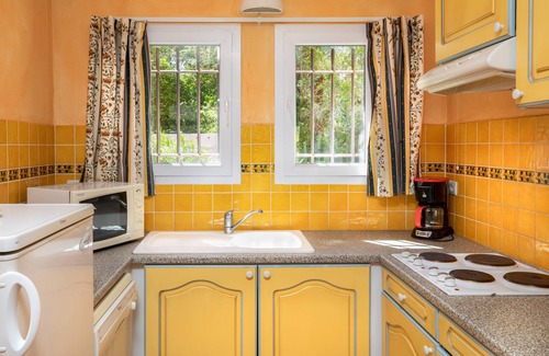 Arles Villa | Relaxing Villa with Private Terrace and Spa Amenities