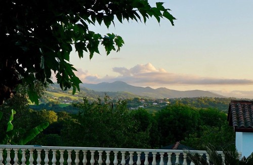 Hasparren House | Villa avec Vue Imprenable: Spa & Family-Friendly Retreat