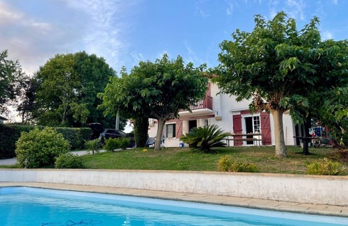 Hasparren House | Villa avec Vue Imprenable: Spa & Family-Friendly Retreat