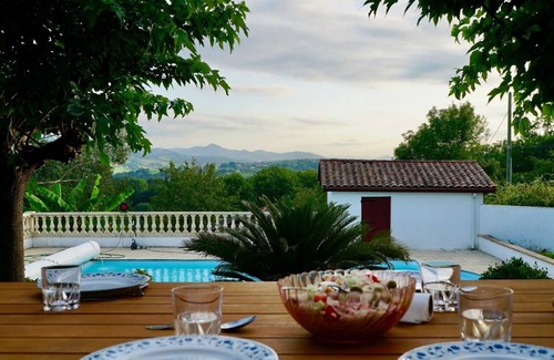 Hasparren House | Villa avec Vue Imprenable: Spa & Family-Friendly Retreat