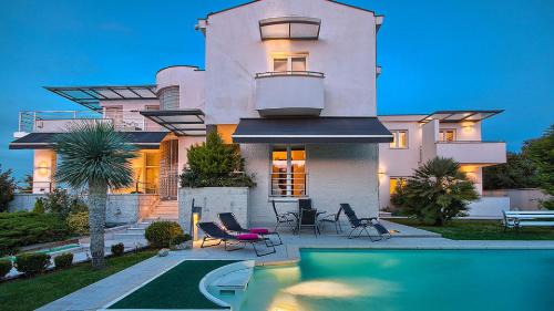 Pjescana Uvala Villa | Family-Friendly Villa Aylin: 5-Bed Retreat by the Sea