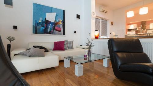 Pjescana Uvala Villa | Family-Friendly Villa Aylin: 5-Bed Retreat by the Sea