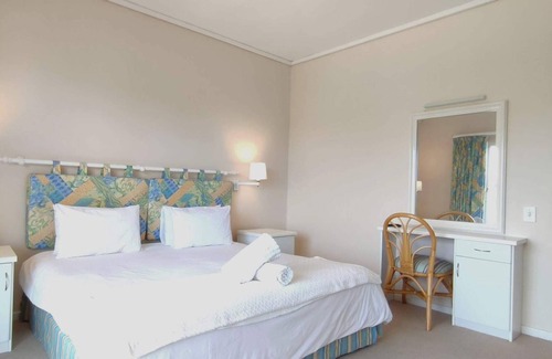 Robberg Beach Villa | Villa Azure | Sea Views & 70m to Robberg 5 Beach