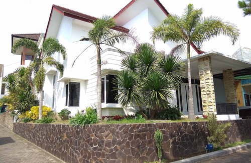 Oro Oro Ombo Villa | Villa Azwa: Relaxing Retreat in Serene Batu City