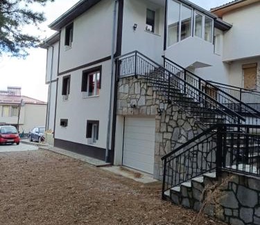 Varosh Villa | Top-Rated Villa Bacchus Upper Gate: Family-Friendly Retreat