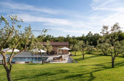 Boljun Villa | Oceanfront Villa Bagnoli: 4-Star Stay with Pool & Breakfast