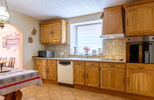Sondernach Villa | Villa 'Balboa': Wi-Fi, Air Conditioning & Spa Amenities