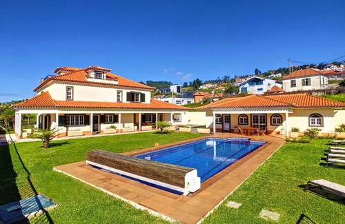 Estreito da Calheta Villa | Villa Baradaye: Family-Friendly Retreat with a Pool