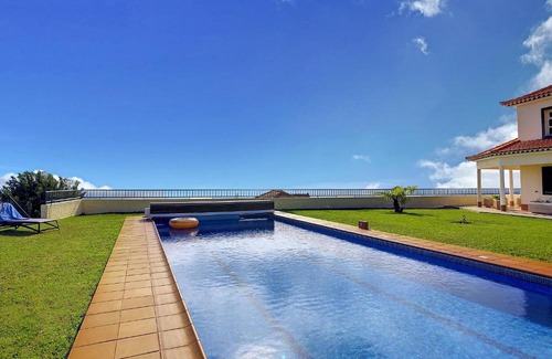 Estreito da Calheta Villa | Villa Baradaye: Family-Friendly Retreat with a Pool