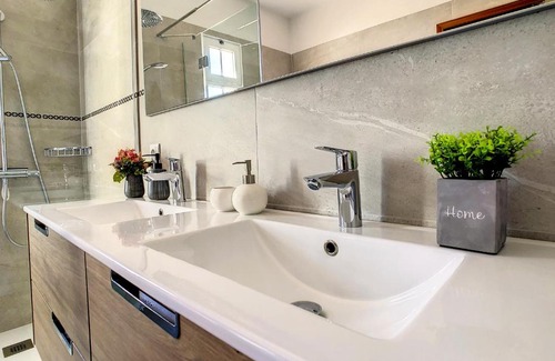 Estreito da Calheta Villa | Villa Baradaye: Family-Friendly Retreat with a Pool