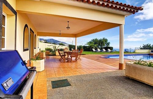 Estreito da Calheta Villa | Villa Baradaye: Family-Friendly Retreat with a Pool