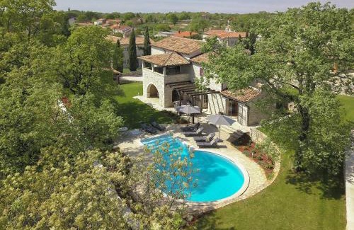 Tinjan Villa | Villa Barbarella: Oceanfront Retreat with Pool & Pet-Friendly