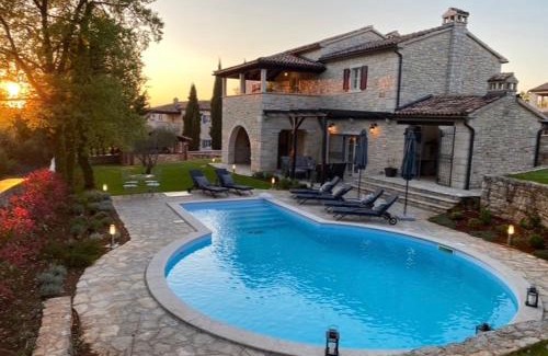 Tinjan Villa | Villa Barbarella: Oceanfront Retreat with Pool & Pet-Friendly