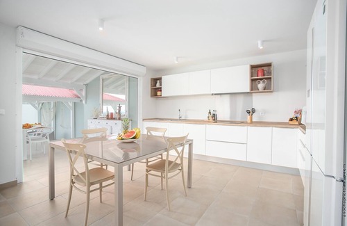 Le Diamant Villa | Beachfront Villa: 5 Bedrooms with Pool & Ocean Views