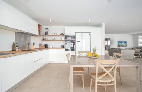 Le Diamant Villa | Beachfront Villa: 5 Bedrooms with Pool & Ocean Views