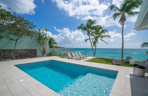 Le Diamant Villa | Beachfront Villa: 5 Bedrooms with Pool & Ocean Views