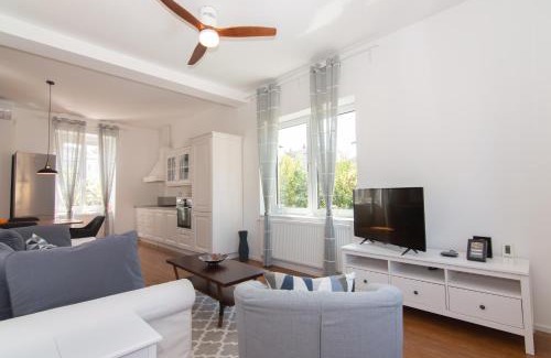 Izola Apartment | Oceanfront Villa Beatrice: A 4-Star Guest Favorite