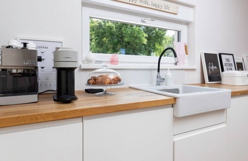 Rasopasno Villa | Villa Beeches: Pet-Friendly Retreat with Private Heated Pool