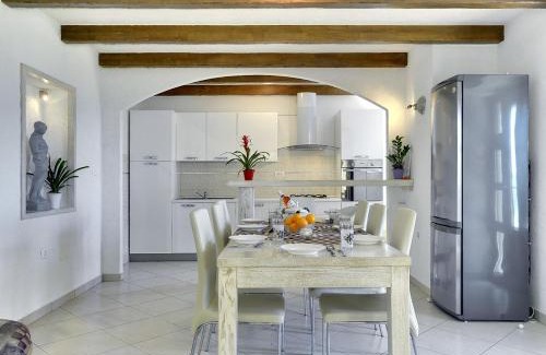 Lupoglav Villa | Villa Bella: Family-Friendly Stay with Pool & 9.5 Review Score