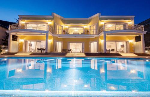Seget Donji Apartment | Villa Bella Vista: Oceanfront Escape with Pool & Hot Tub