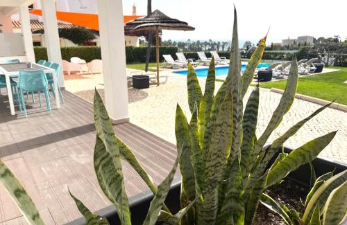 Albufeira Apartment | Villa Bellevue 4: Oceanfront Bliss with Pool & Kids' Fun