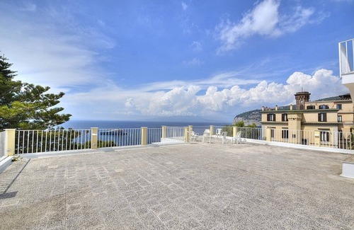 Sant'Agnello Villa | Villa Beniamina: Historic Villa Overlooking the Sea