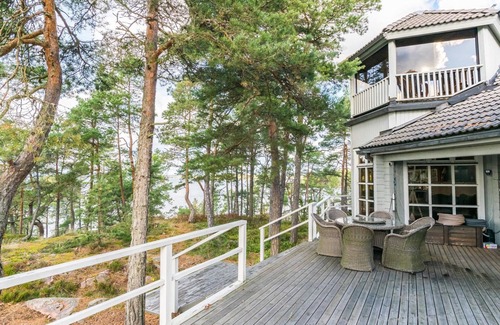 Kemionsaari House | Unwind at Villa Bergholmen with Lake Views & Spa Amenities