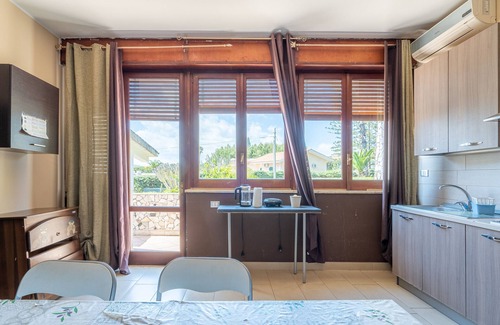 Fontane Bianche Villa | Villa Bes Beach: Oceanfront Escape with Private Pool & Wi-Fi