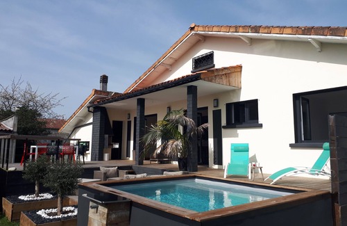 Cestas House | Serene Villa Surrounded by Pines and Vines, Family-Friendly