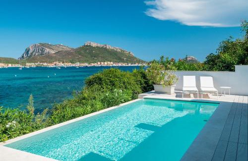 Baia Caddinas Villa | Villa Bianca with a heated swimming pool