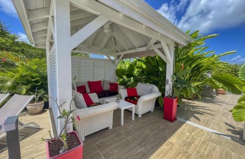 Saint-Francois Villa | Villa Bikini: Relaxing Oceanfront Retreat with Pool Access
