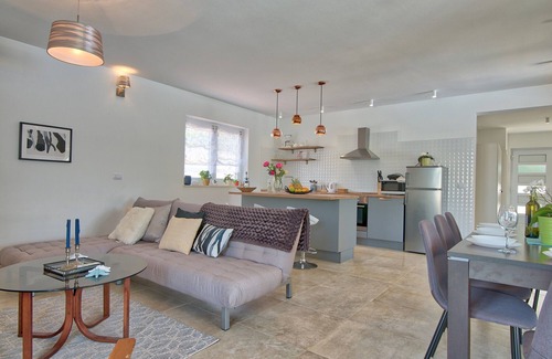 Bratulici Villa | Villa Blaise: 4-Bedroom Retreat with Pool and Hot Tub