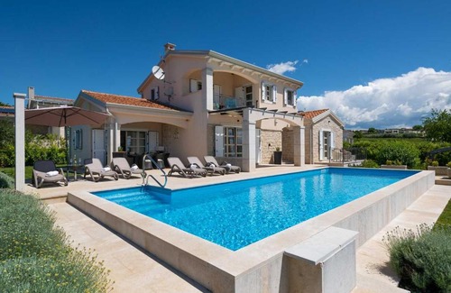 Kastelir-Labinci House | Villa Blanca: 4-Star Retreat with Pool & Pet-Friendly Perks