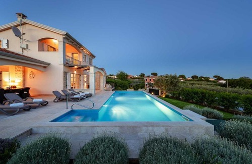 Kastelir-Labinci House | Villa Blanca: 4-Star Retreat with Pool & Pet-Friendly Perks