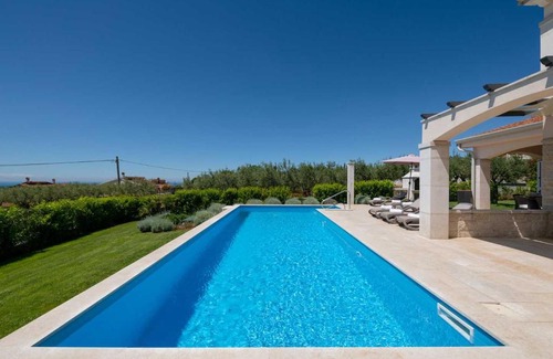 Kastelir-Labinci House | Villa Blanca: 4-Star Retreat with Pool & Pet-Friendly Perks