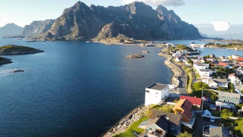 Henningsvaer Villa | Top-Rated Family Retreat at Villa Bluebird with Kitchen